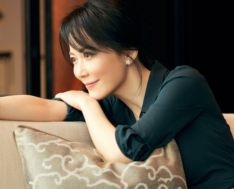 俞飞鸿虽然年纪小可是表演能力确是不差的,结束拍摄后剧组的导演专门