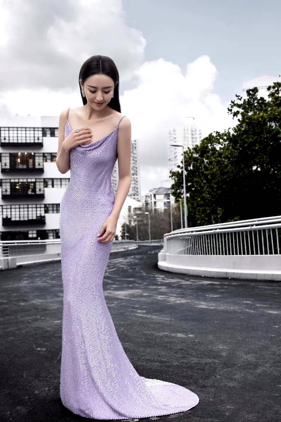 佟丽娅身材苗条,紫色的礼服随意耷拉在身上,将高挑身材衬托得凹凸有致