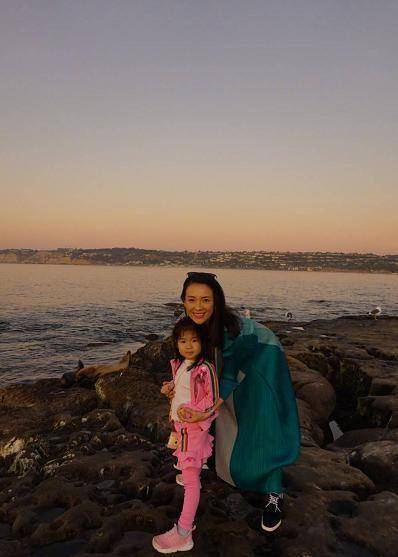 穿黑色骑装帅气不输章子怡,真是赢在起跑线_星星_女儿_汪峰