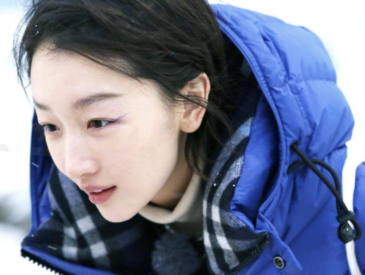 史上最接地气的影后,别人晒美美的自拍她在吃猪蹄,周冬雨靠什么圈粉?