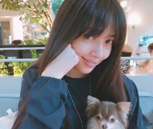 和一头短发气质出众的郭碧婷相比,一头长发的她给人一种甜美少女的