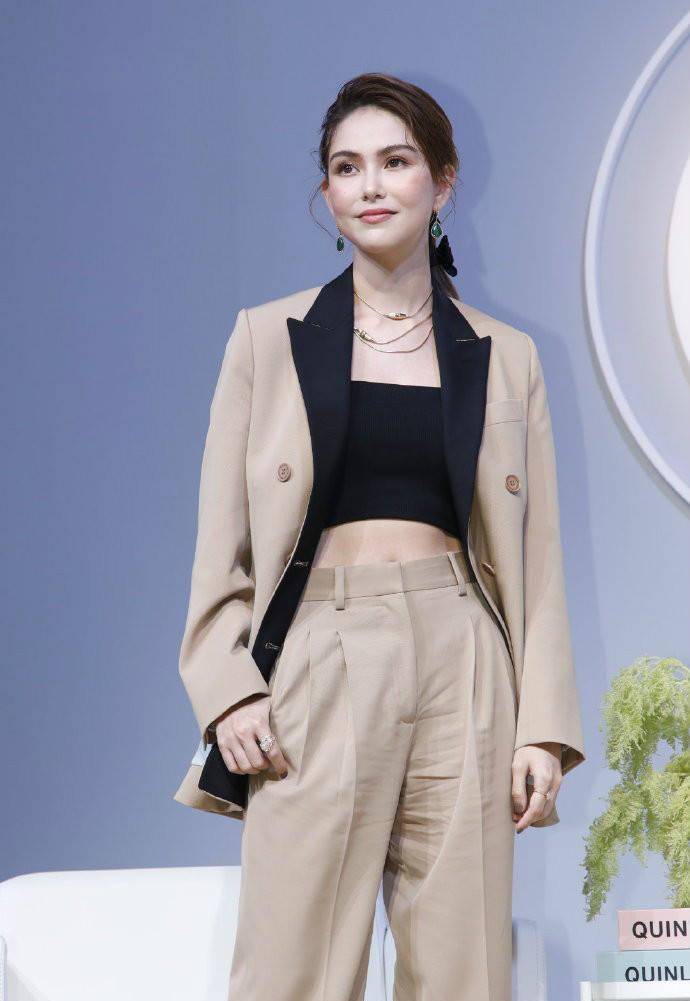 "天王嫂"昆凌真是嫂子界top,小蛮腰盈盈一握,不像生过两个娃_女人