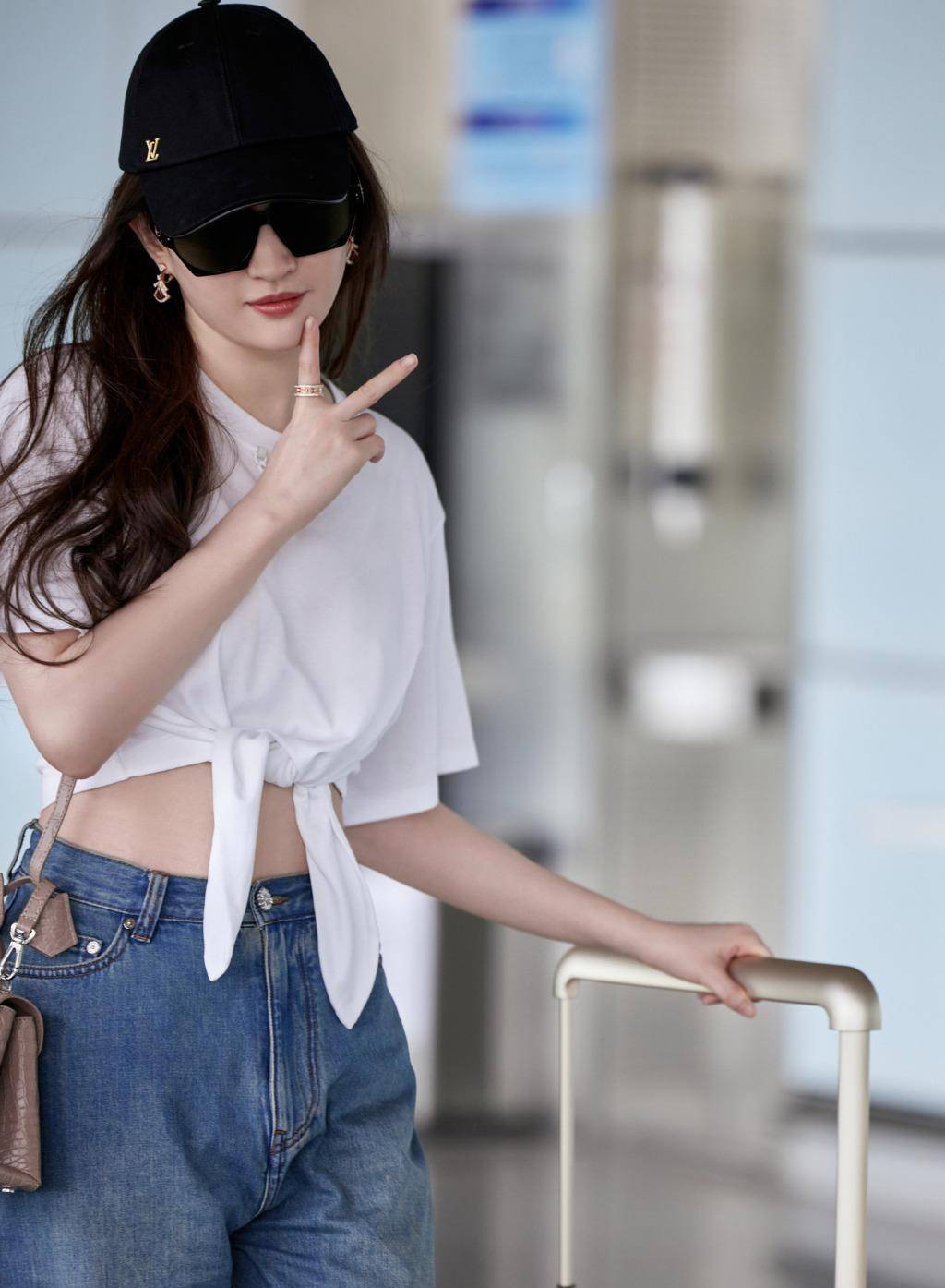 刘亦菲出去机场随拍曝光,简约白t秀出雪白牛奶肌_时尚_休闲_感觉