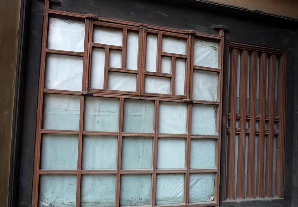 玻璃窗的出现,纸糊窗户走进历史随着工业革命的到来,玻璃制成的窗户