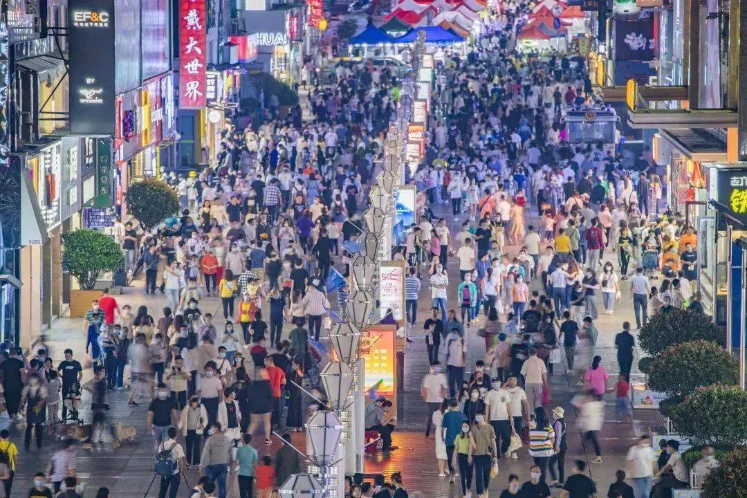 上下九步行街羊城八景之一,原稱陳氏書院,建於清光