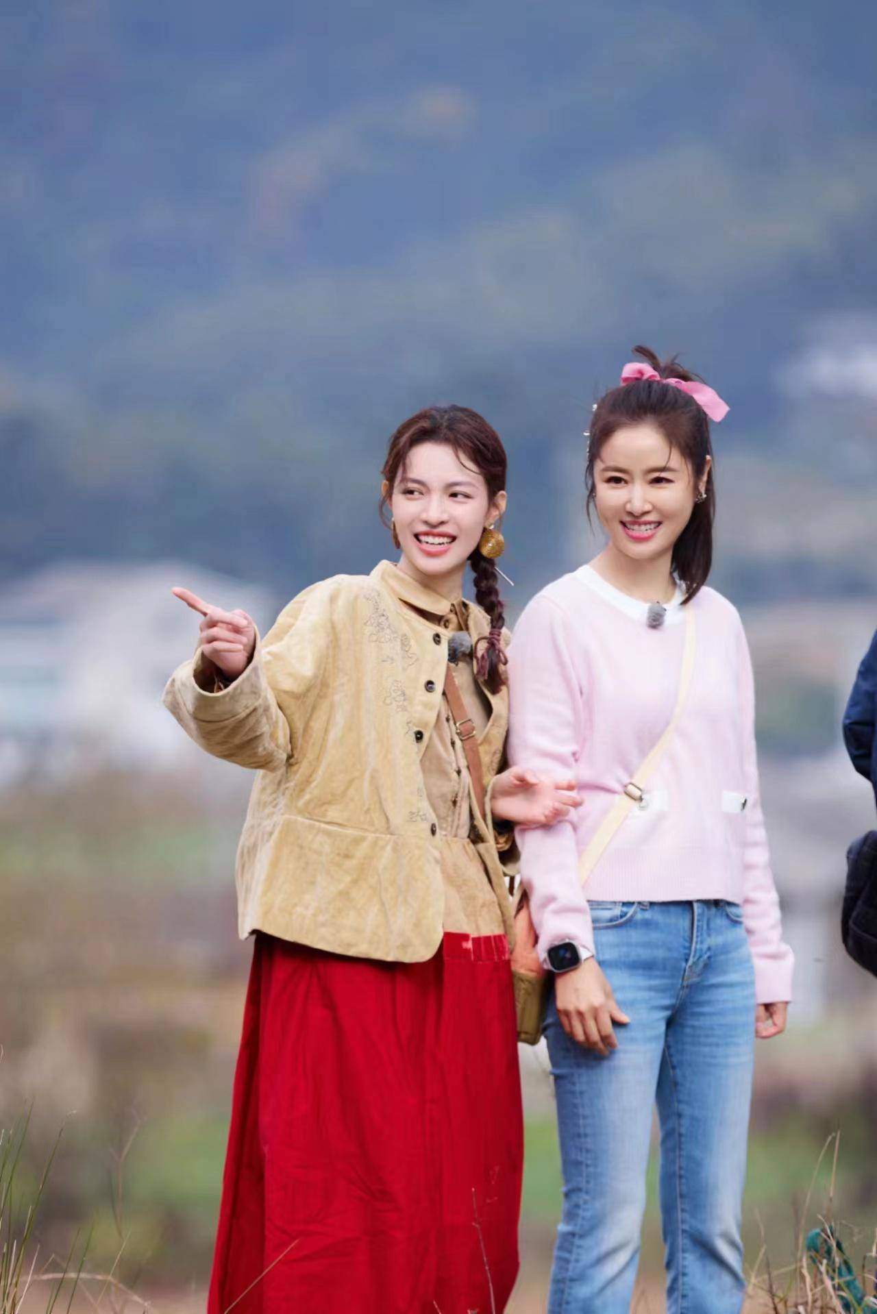 47岁林心如真年轻,粉色针织衫搭牛仔裤录节目,扎高马尾很减龄!