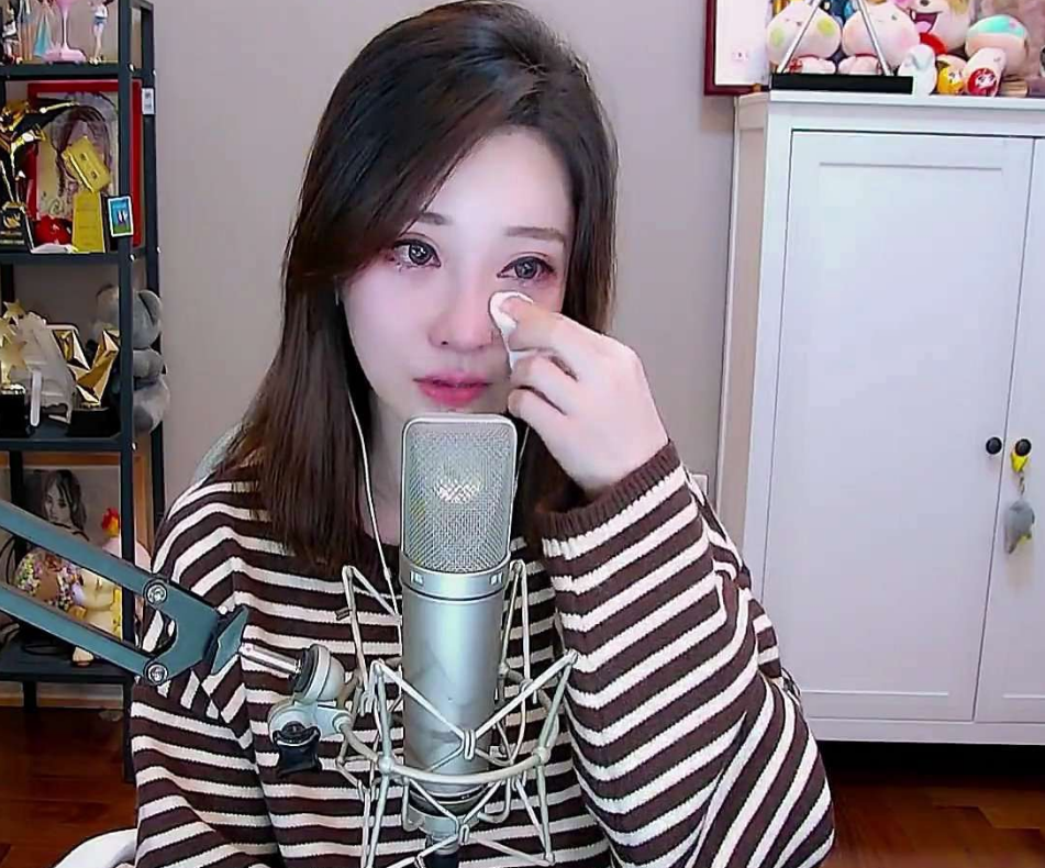 冯提莫直播多次违规引热议,对镜哭泣被提示卖惨,当众摔手机解气_网络