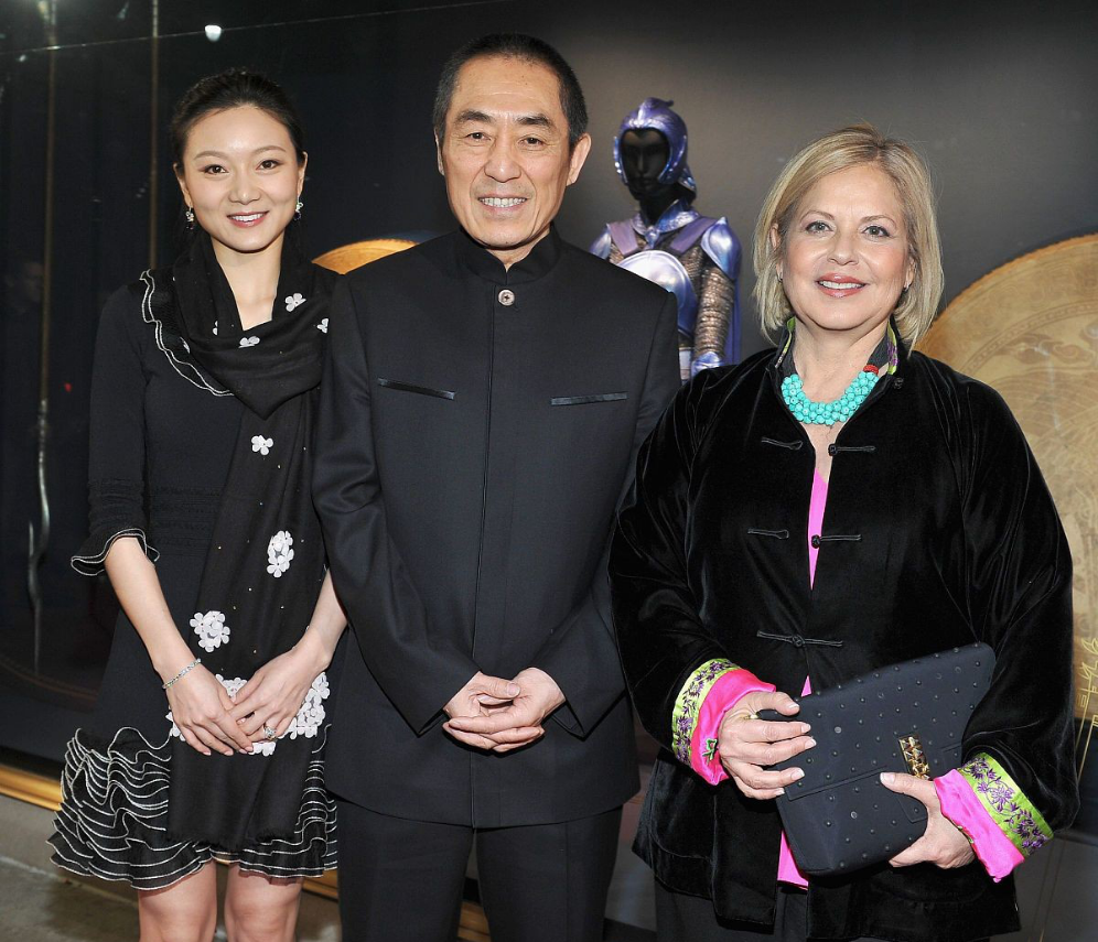 张艺谋一家玩雪,陈婷站中间家庭地位高,老公拍的她美得像女儿辈_样子