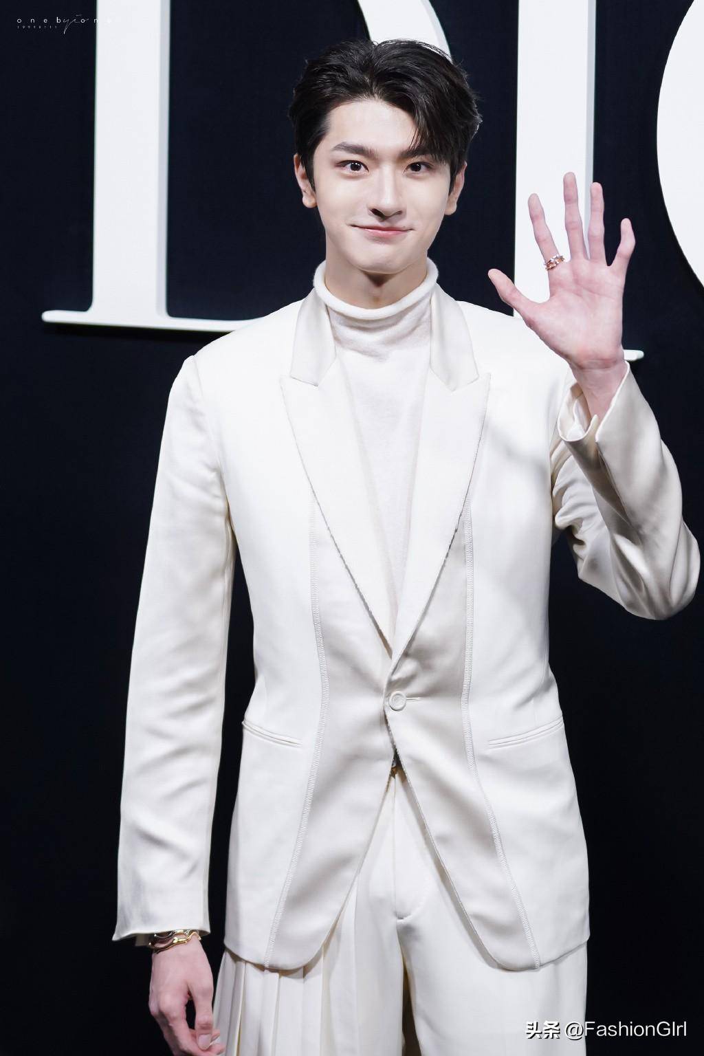 即使在这样的"死亡灯光"下,林一的颜值还是非常耐抗,皮肤好到无法挑剔