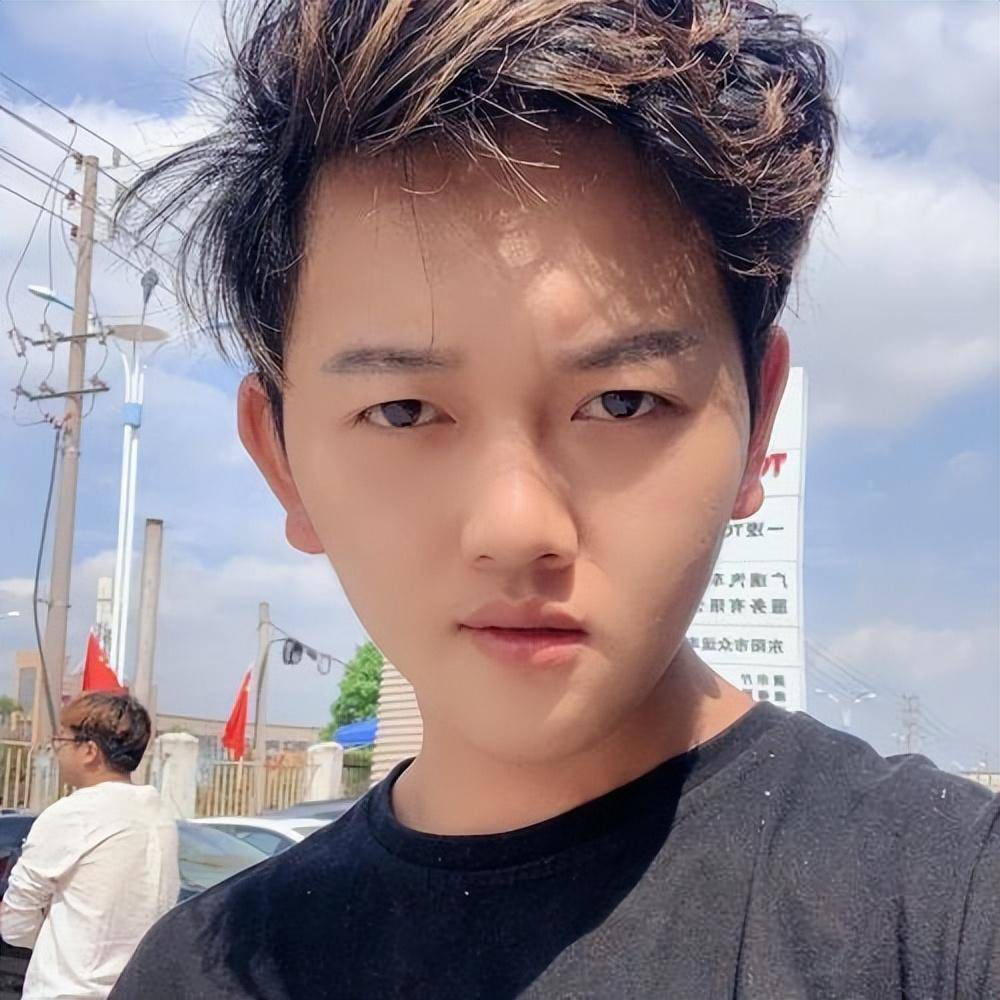 这位曾经痴迷于迪丽热巴的网红名叫宇文斌斌,曾经也是一位十分狂热的