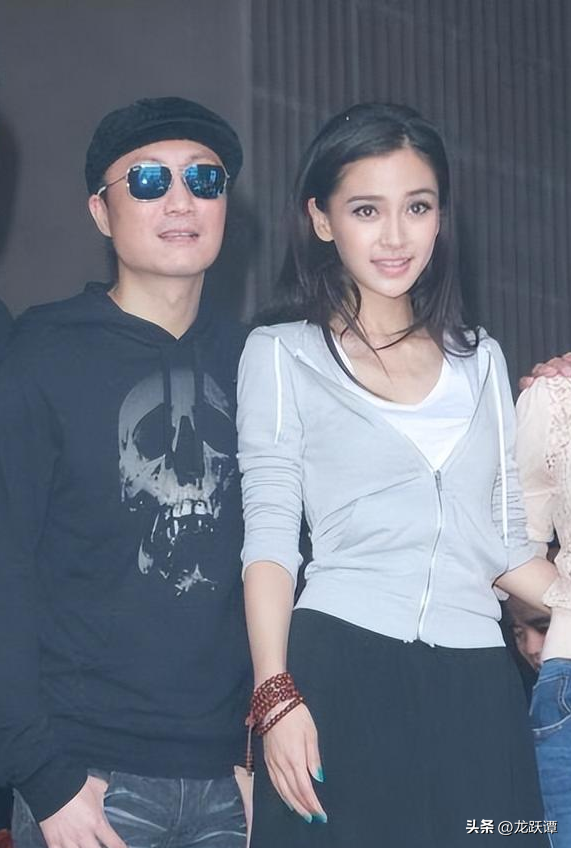 比如和黄百鸣导演一起颁奖,给人一种联系匪浅的感觉.