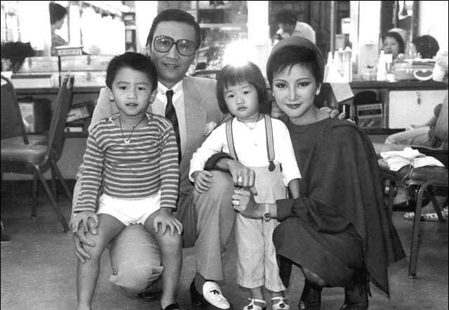 谢霆锋父亲谢贤疑似与34岁女友复合,两人饭后回男方亿元豪宅过夜_coco