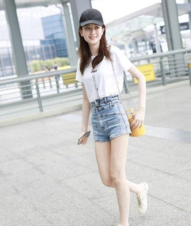 更令人印象深刻的是下面看到的乔欣.乔欣穿着蛇皮图案的衣服.