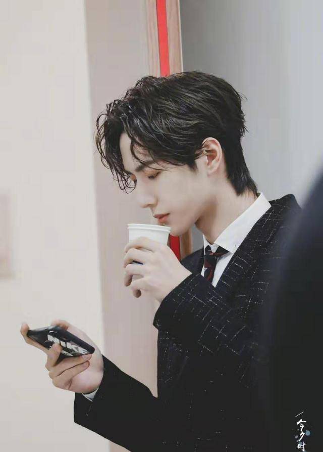 王一博深夜收工仍遭"私生"跟拍,王甜甜已下线,王怼怼出手了_人家_视频