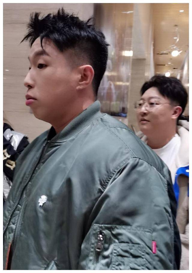 德云社烧饼与妻子共舞,身穿短袖犹如过夏天,甜蜜生活令人羡慕_郭德纲