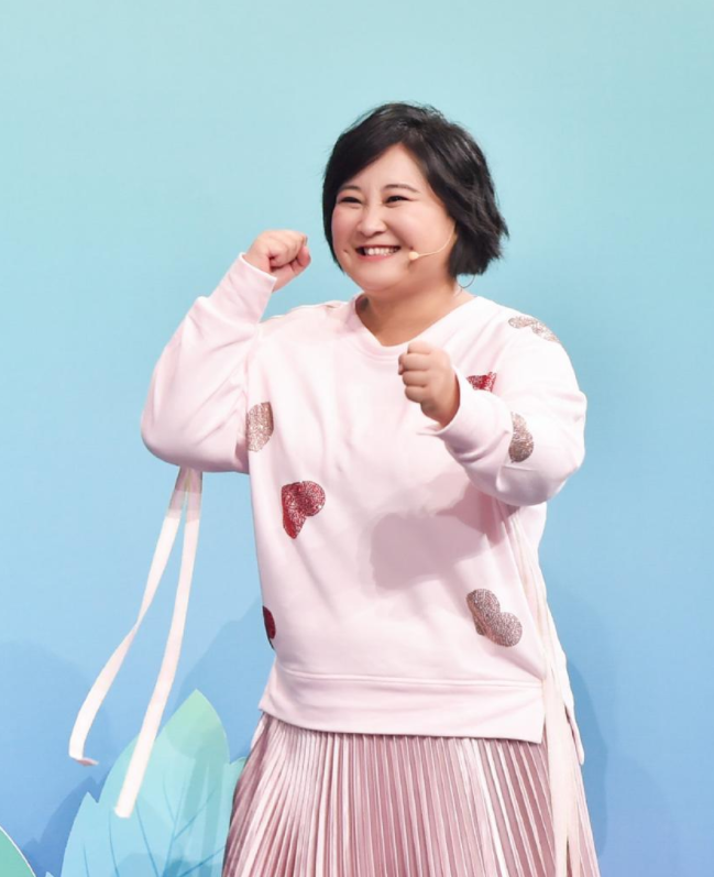 贾玲回应发胖:首次执导压力大靠吃减压,张小斐:她是最好的老板_发展