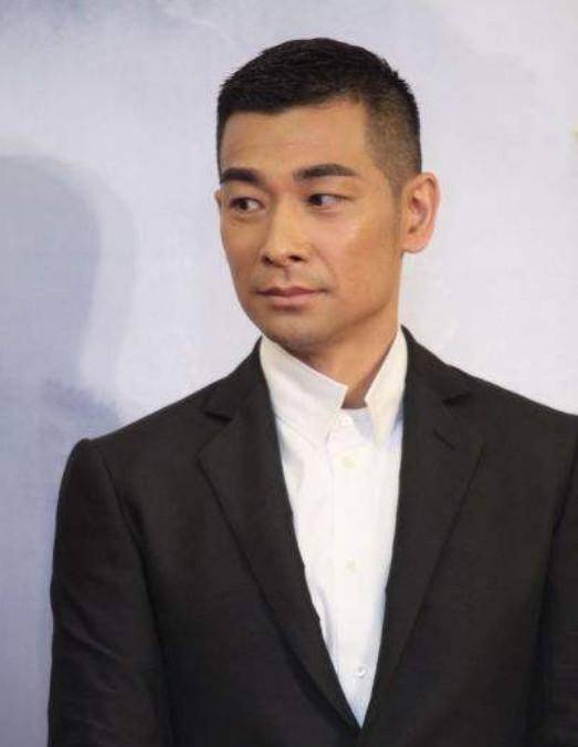 张国荣也和赵文卓合作过,他们一起演的电影《满汉全席》还是很有吸引