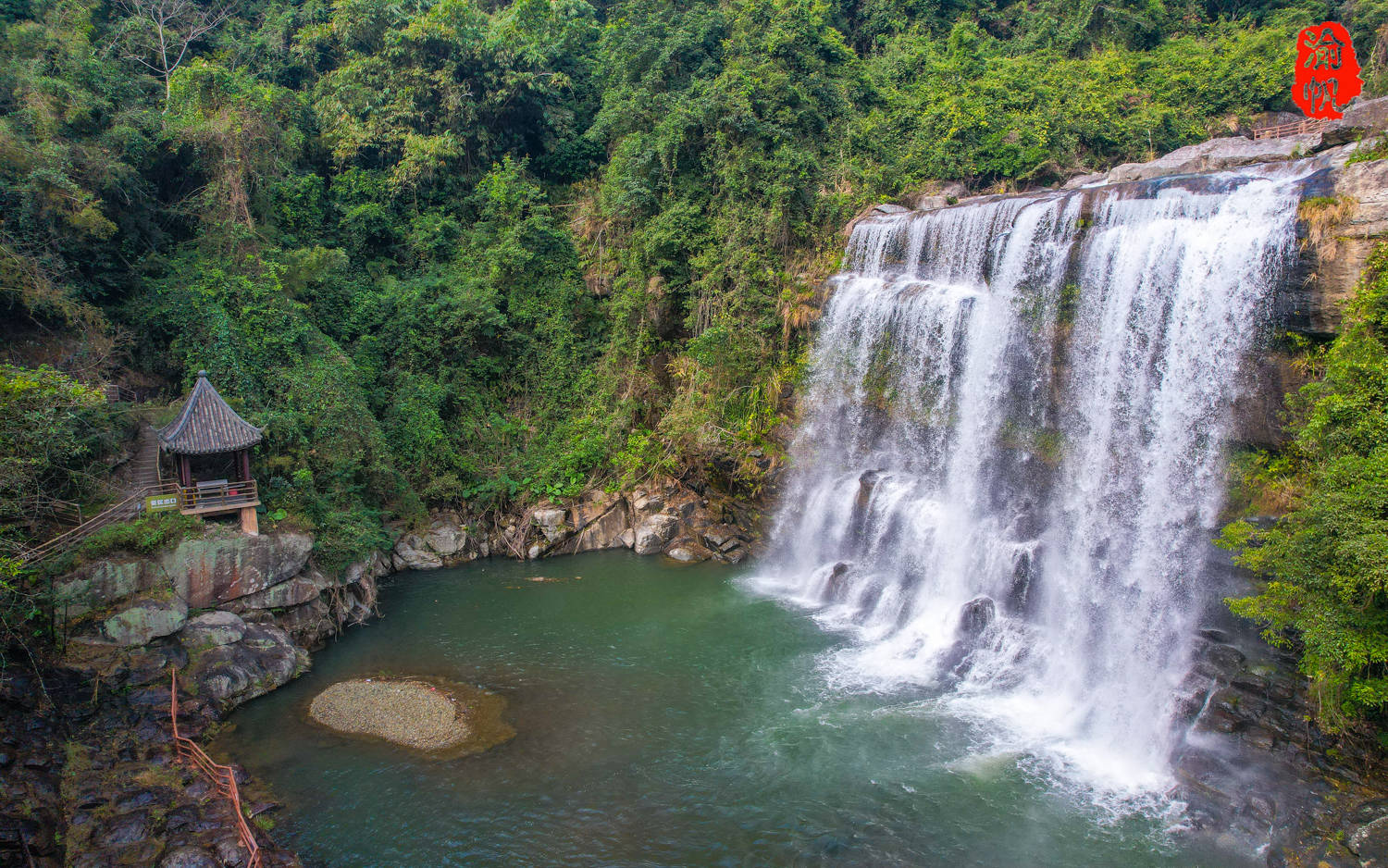 论最美的自然山水,当属揭西县京溪园粗坑村粗坑河上游的黄满磜瀑布群