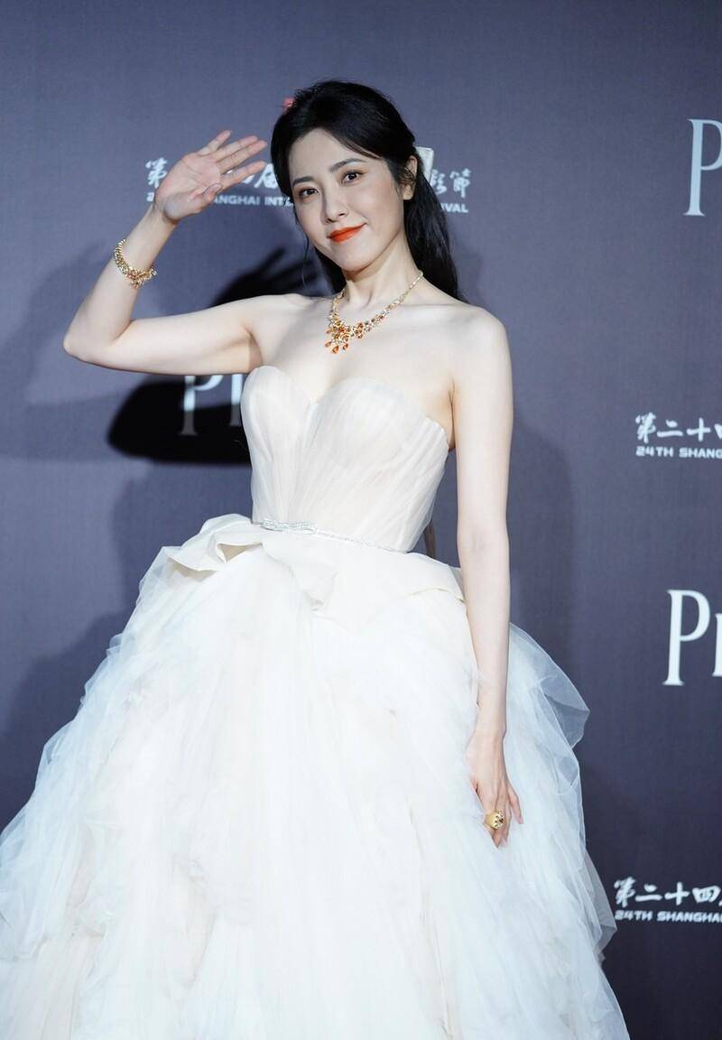 46岁的曾黎抹胸礼服白到全身发光,现如今依然风韵犹存,美到出圈_白色