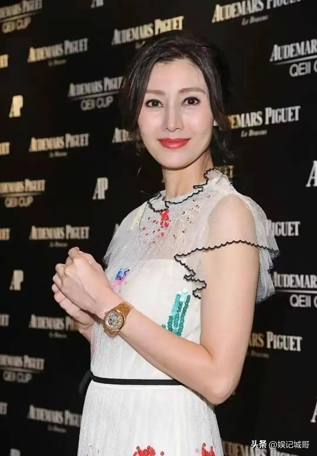 李嘉欣素颜照有大黄牙,眼袋,鱼尾纹明显,难道她嫁入豪门受苦吗_化妆