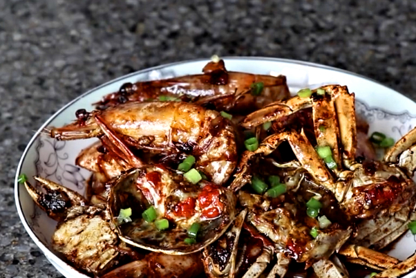 螃蟹不要蒸着吃了,大厨教你秘制做法,十分钟就出锅,营养不流失