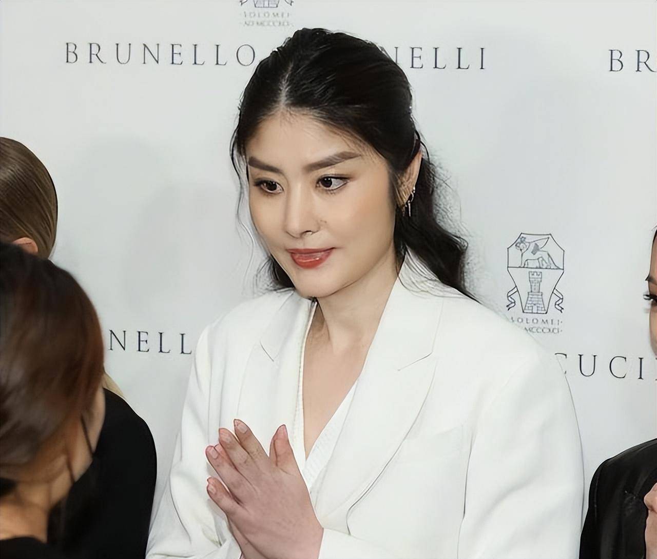 陈慧琳事故后首次露面,右边眉毛有道疤,她笑称不清楚缝了多少针_活动