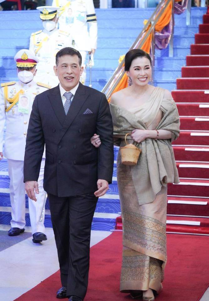 泰王后苏提达观看表演,穿金色露肩礼服,和泰王有说有笑_国王_小册子