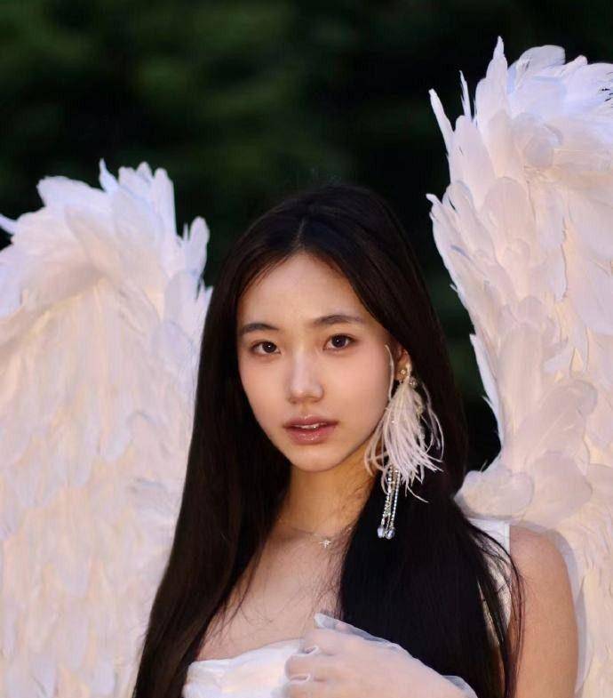 18岁穿全套迪奥,坐在地上不嫌脏,但被批廉价_elly_时尚_发展