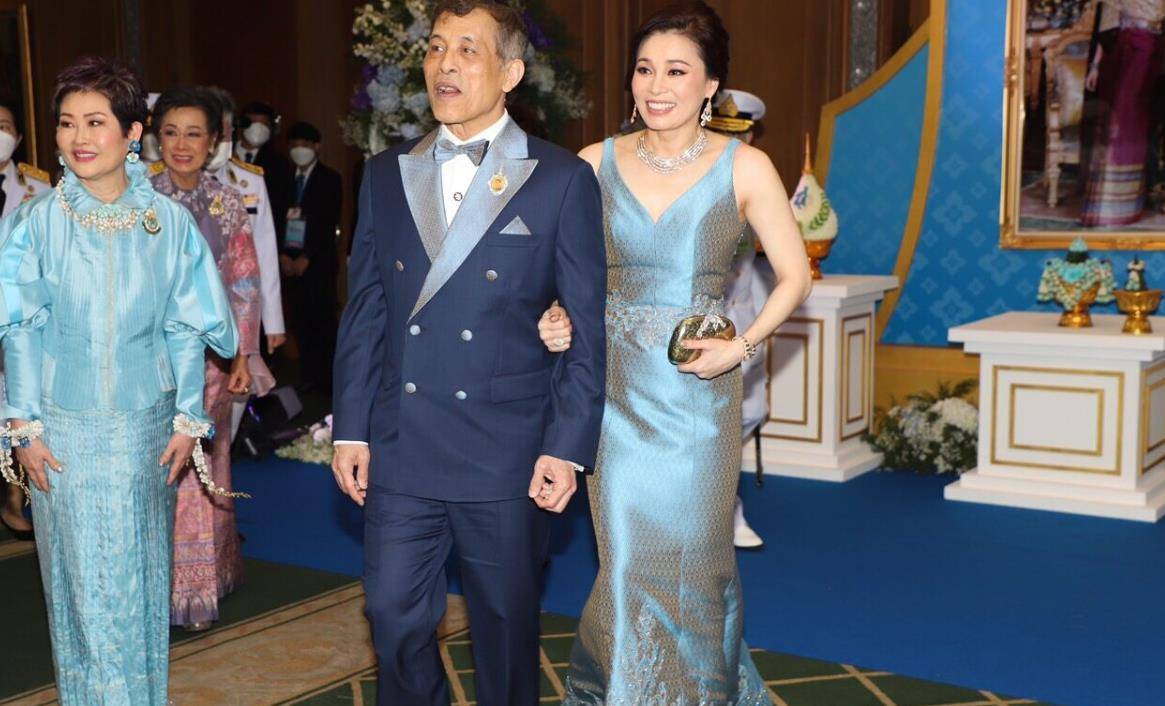 穿v领礼服裙看偶像鸟叔演出,太迷人了_国王_连衣裙_妻子