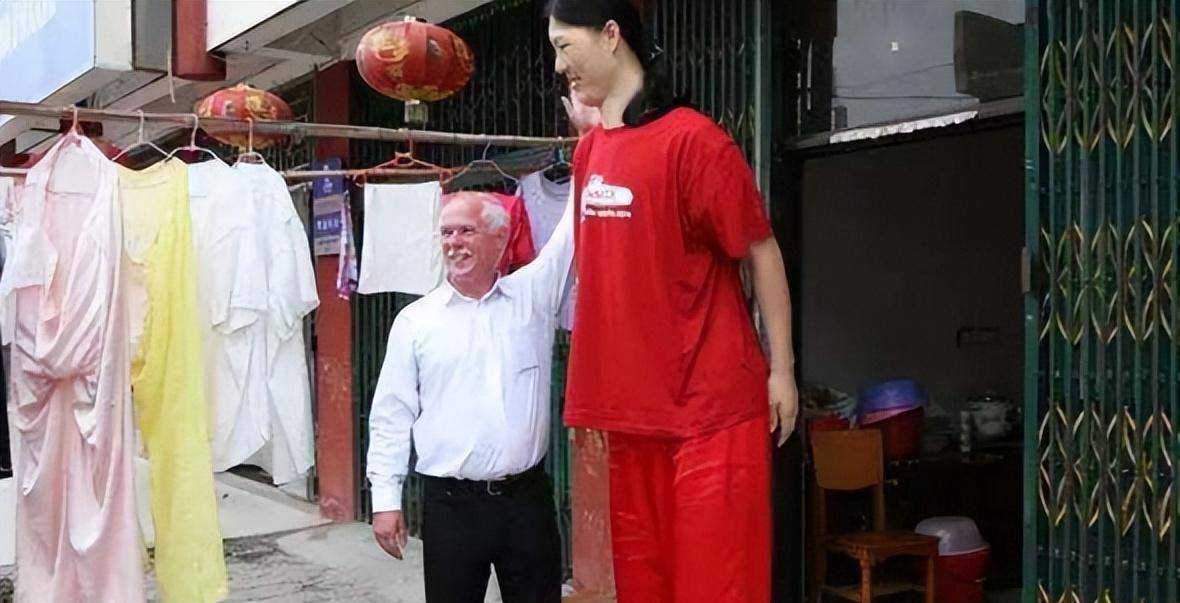 中国女巨人曾金莲:14岁身高已超姚明,遗体存放37年仍未下葬_父母_全家