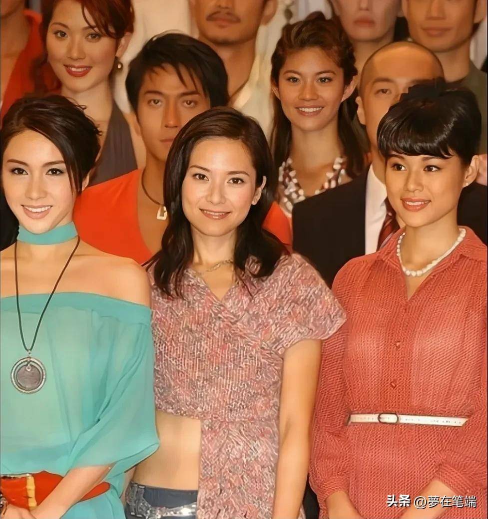 才发现郑伊健老婆蒙嘉慧这么美,和众多香港女子合影,她竟都不输_气质