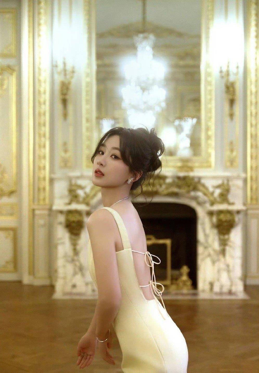 杨紫的黄色吊带新礼服,半裸的后背更是让人惊叹不已!_明星_衣服_锁骨