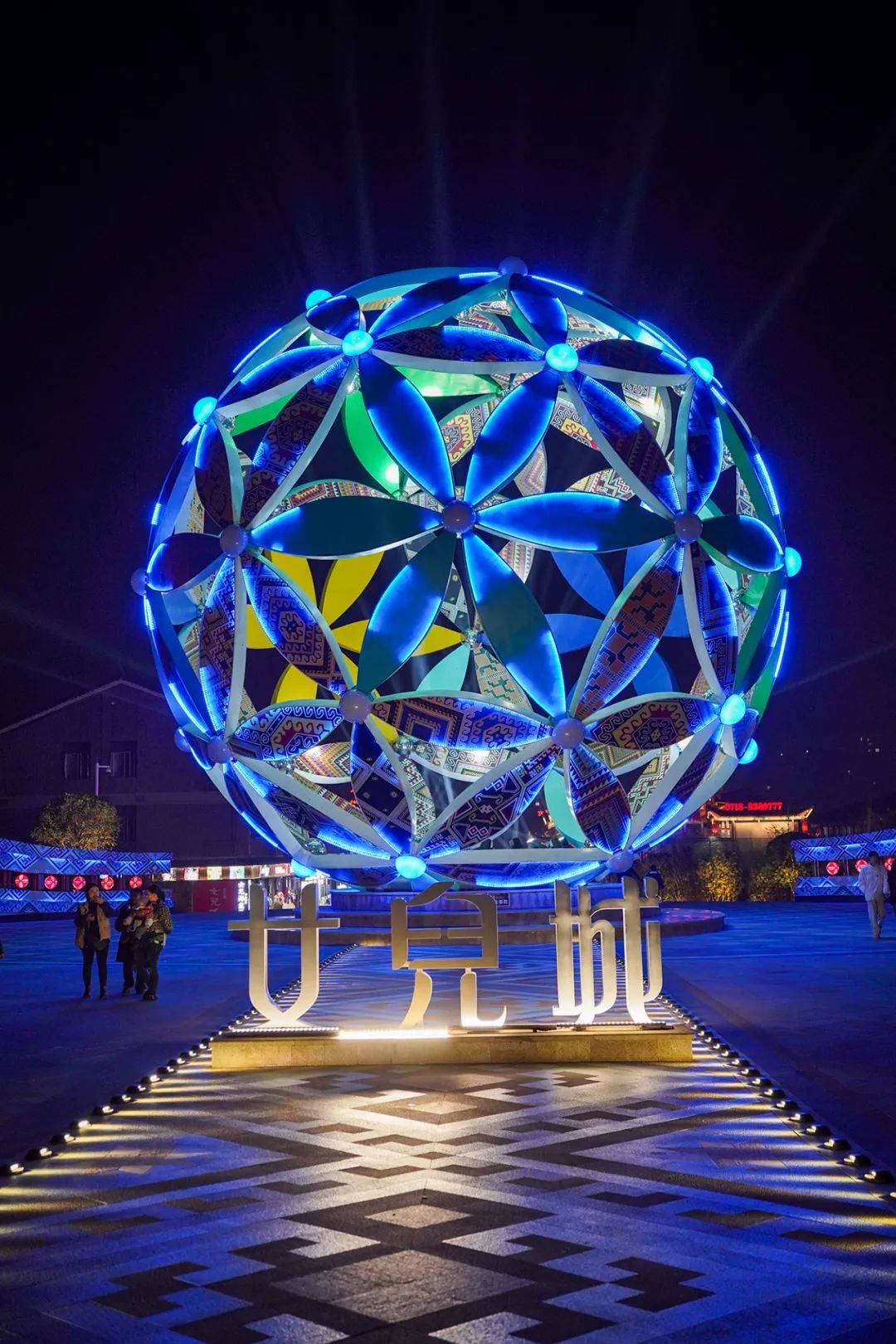 我初次见到恩施的摔碗酒是在女儿城,这是一片用土家吊脚楼建立的古城