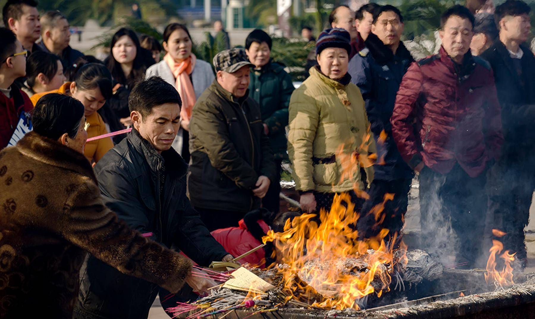 人去世後為何要燒紙?流傳了幾千年的習俗,真的只是一種迷信嗎?