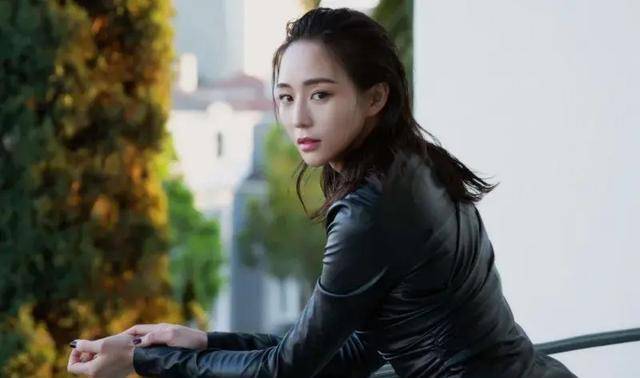 在《唐探》网剧和电影中,张钧甯的造型风情万种,相当惊艳.