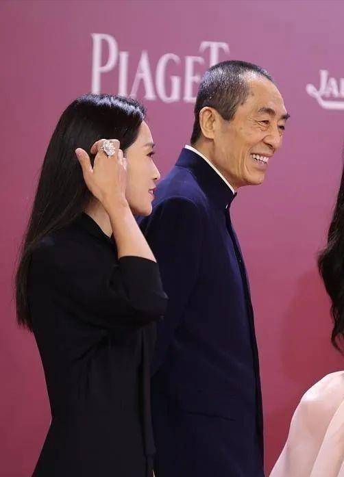 張藝謀攜前妻女兒亮相,張末穿中式禮服驚豔,某些角度撞臉章子怡_設計