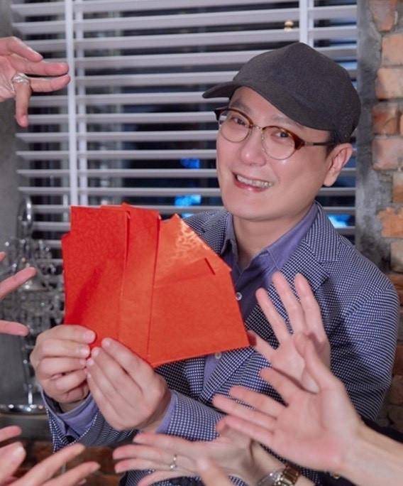 有网友举报张信哲代言赌博平台_李嘉欣_明星_音乐