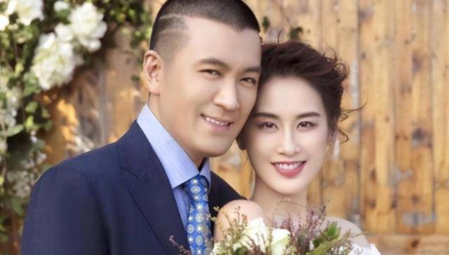 杨子长女晒近照,21岁长成"阿姨脸",比40岁继母黄圣依显老不少_女儿