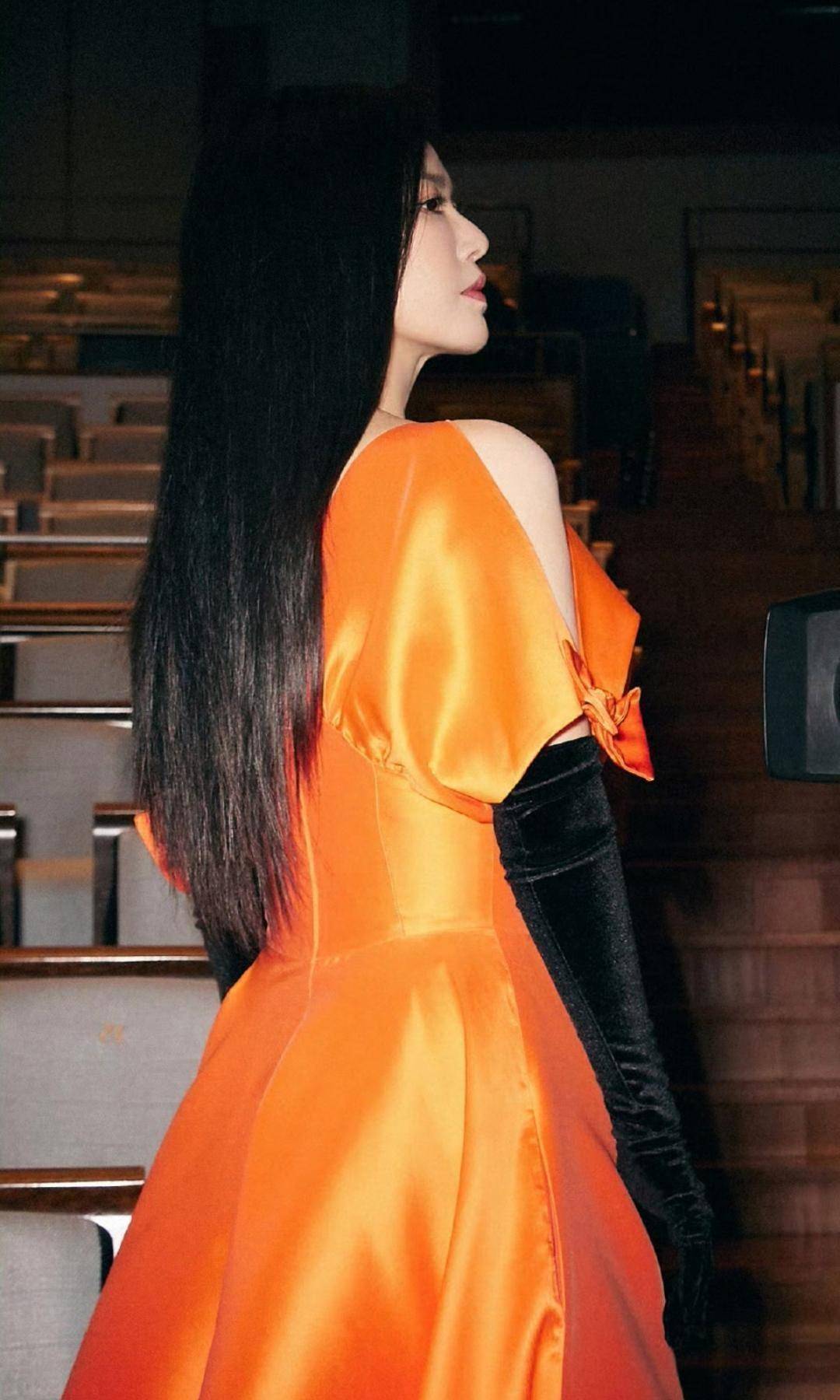 梦中女神谭维维身穿橙色优雅深v礼服裙拍摄唯美写真大片_时尚_魅力