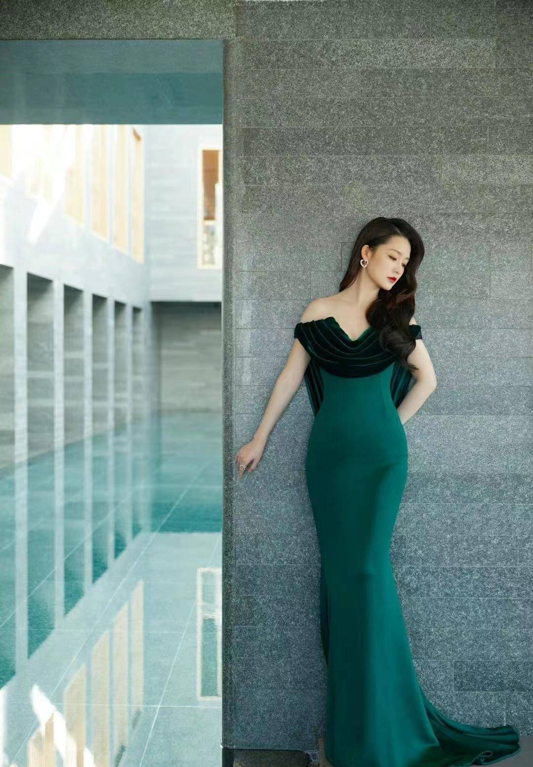 李沁穿绿色丝绒百褶鱼尾曳地晚礼服拍写真,高级奢华特显身材_时尚