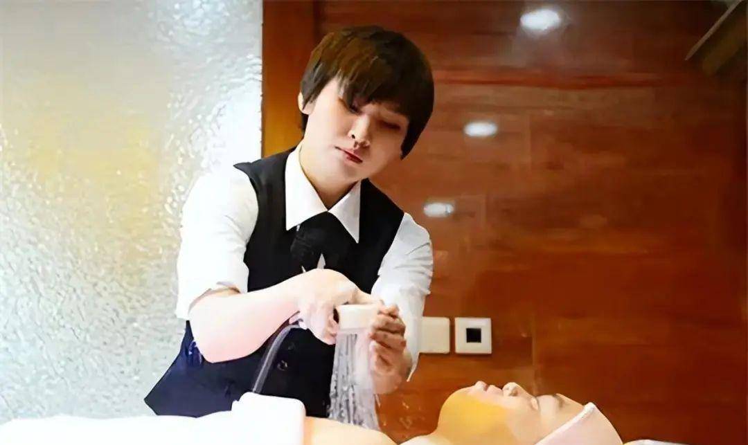 入殓师吴津娜:每年处理5000具遗体,从不参加婚礼,亲妈嫌不吉利_工作