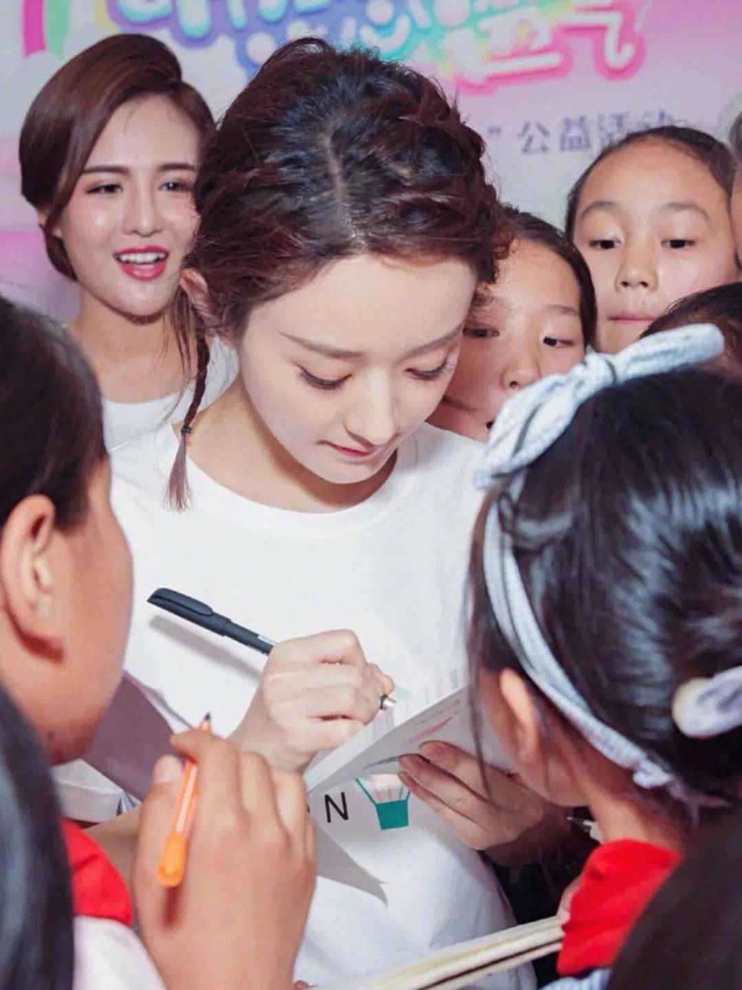 赵丽颖创新高!一天涨粉4万,甜美笑容让你无法自拔!_国民_才华_成为了