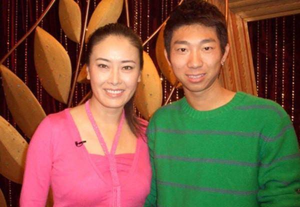 幸亏申军谊现在年龄大了,对感情的事也看淡了,他一直在弥补前妻和女儿