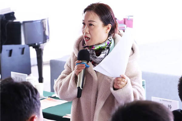 理科综合教研组长邱敏老师则从大国工匠们对科学创造的严谨与坚持