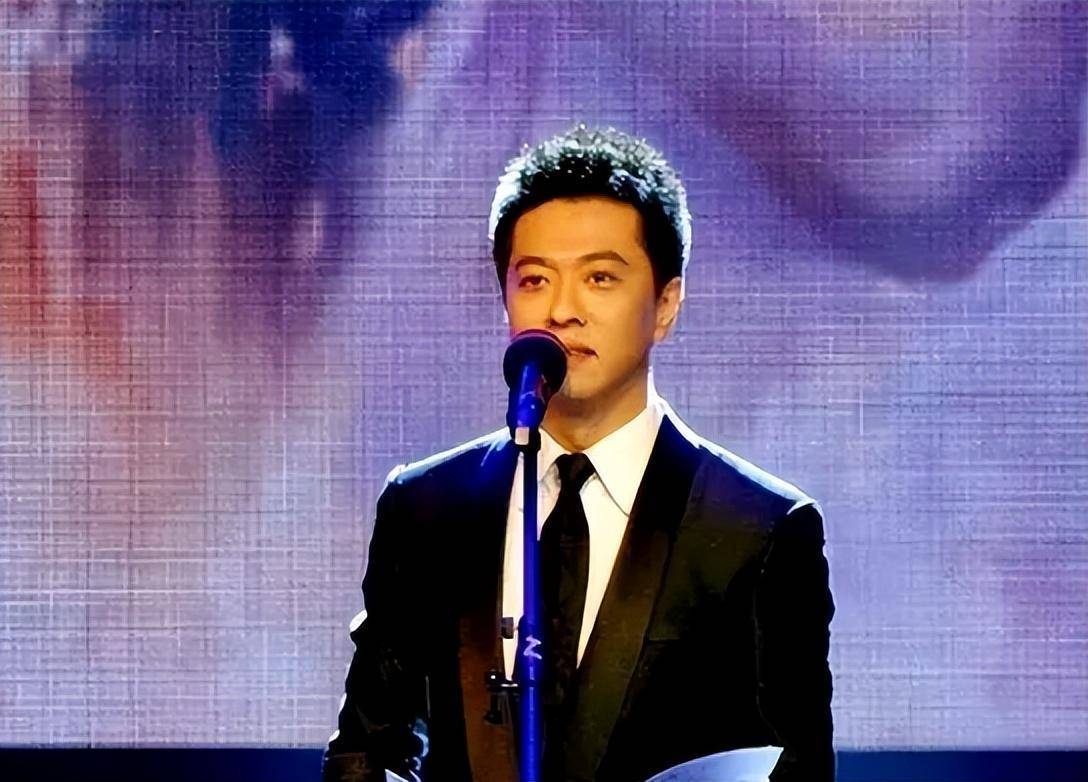 财经频道第一时间男主持人图片(央视财经频道第一时间主持人2020)