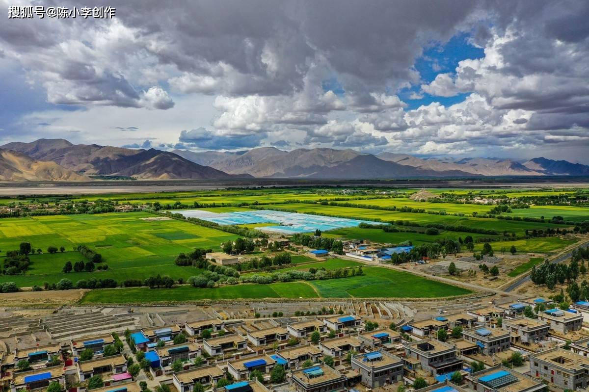 白朗县:伟岸的群山,湛蓝的天空,雪白的云朵和金黄色的油菜.