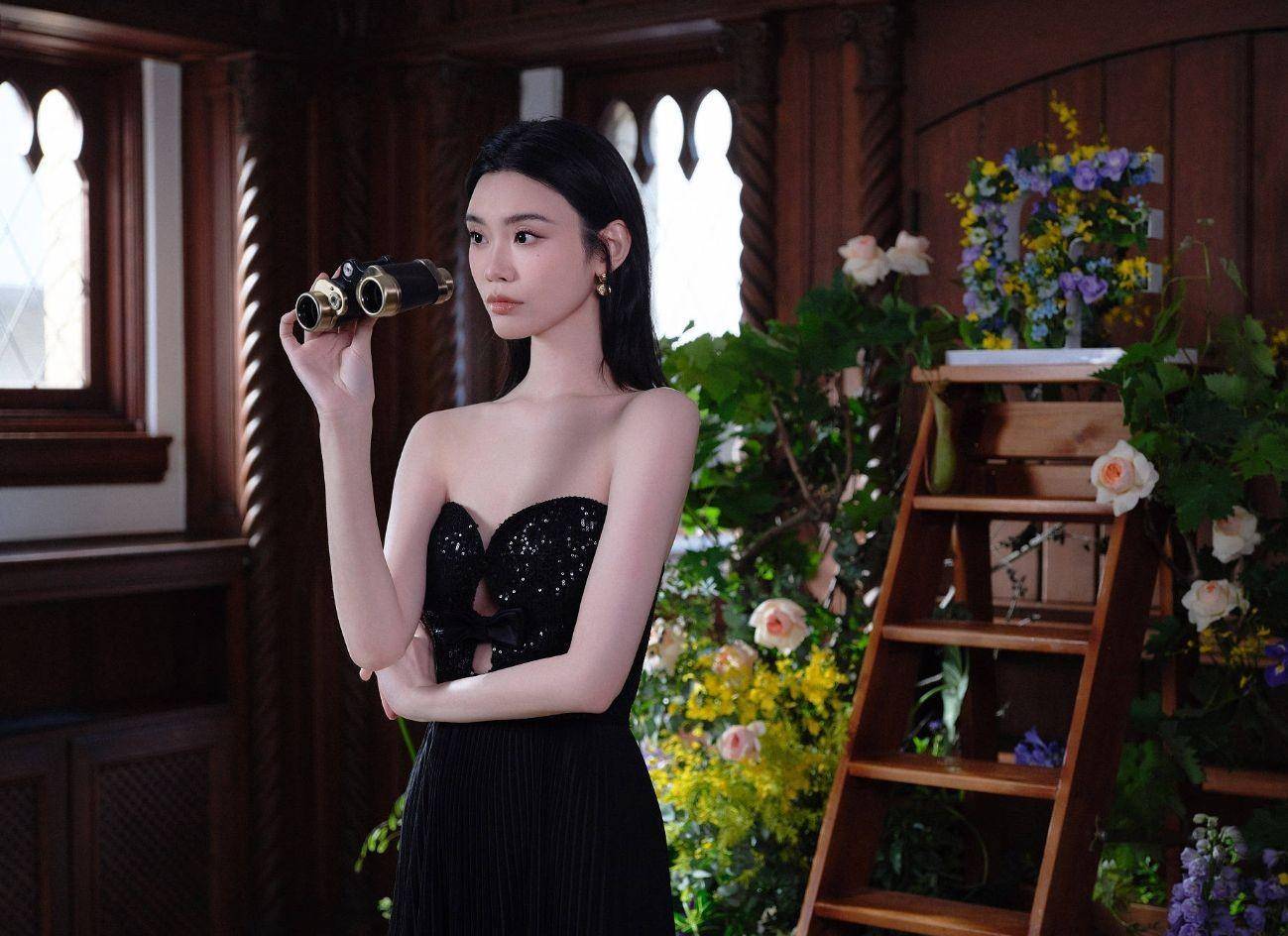 奚梦瑶抹胸礼服美翻了!_表演_黑色_时尚