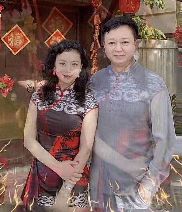 朱軍夫婦慶結婚30週年,曬夫妻合影好恩愛,朱軍滿臉褶子顯憔悴_譚梅