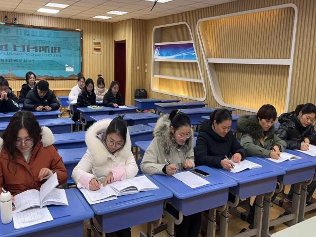 射阳县港城实验小学一年一度的实习教师课堂教学技能考核汇报活动如期