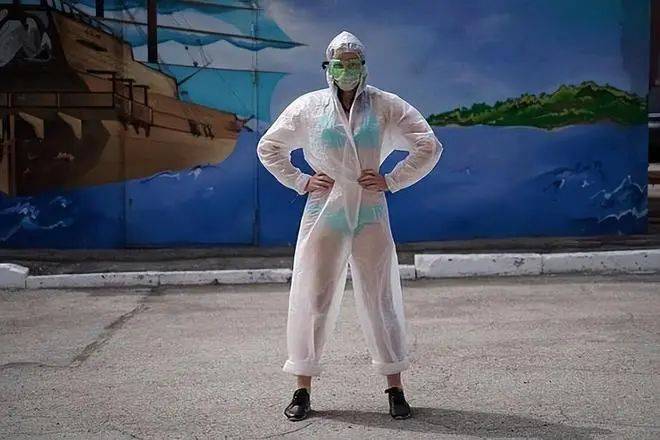 光学迷彩技术的原理和设计,成功开发了一种名为"隐身衣"的创新产品